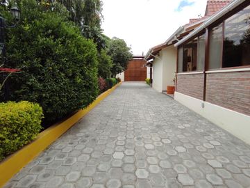 MITAD DEL MUNDO VENDO HERMOSA QUINTA CON ÁRBOLES FRUTALES