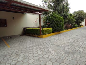 MITAD DEL MUNDO VENDO HERMOSA QUINTA CON ÁRBOLES FRUTALES