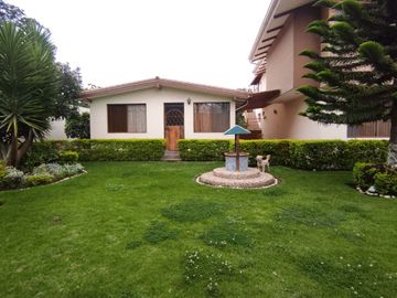 MITAD DEL MUNDO VENDO HERMOSA QUINTA CON ÁRBOLES FRUTALES