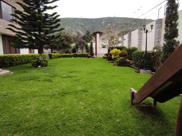 MITAD DEL MUNDO VENDO HERMOSA QUINTA CON ÁRBOLES FRUTALES