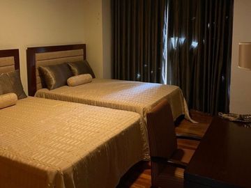 PRICE DROP! Modern 4-bedroom condo Unit with 2 parking for sale in Woodridge Place, Tagaytay Highlands, Tagaytay City!