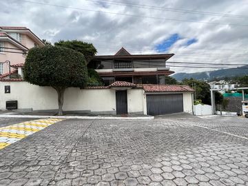 Casa de Venta 677m2 - Sector Cumbaya