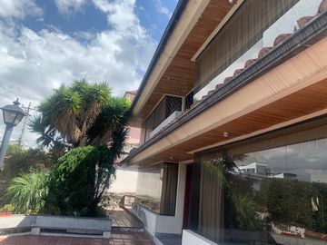 Casa de Venta 677m2 - Sector Cumbaya