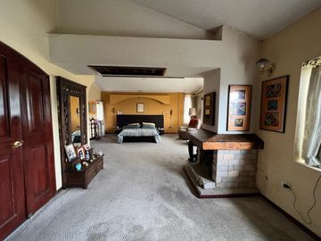 Casa de Venta 677m2 - Sector Cumbaya