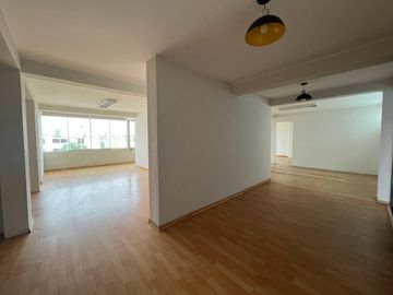 Oficina y/o local comercial con vista interior, en avenida principal en plena zona comercial de Chorrillos.