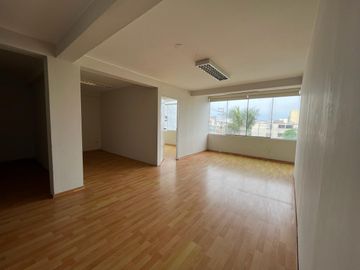 Oficina y/o local comercial con vista interior, en avenida principal en plena zona comercial de Chorrillos.