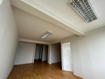 Oficina y/o local comercial con vista interior, en avenida principal en plena zona comercial de Chorrillos.