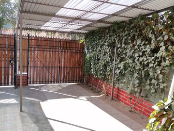 Vende Casa Cuatro Dormitorios Estacionamiento
