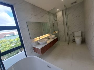 5BR House and Lot in BF Homes