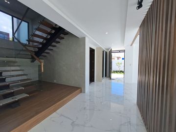 5BR House and Lot in BF Homes