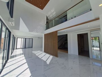 5BR House and Lot in BF Homes