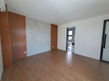 5BR House and Lot in BF Homes