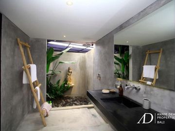 LEASEHOLD TROPICAL BALINESE DESIGN 4-BEDROOM IN SEMINYAK