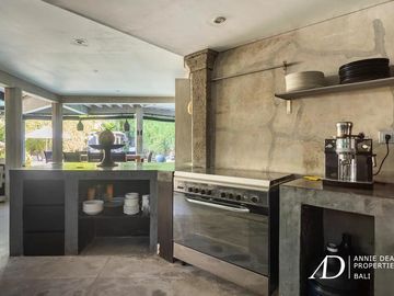 LEASEHOLD TROPICAL BALINESE DESIGN 4-BEDROOM IN SEMINYAK