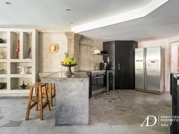 LEASEHOLD TROPICAL BALINESE DESIGN 4-BEDROOM IN SEMINYAK