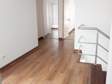 SURCO BAJO DE PRECIO!!!!!!!!! URB. LOS ROSALES VENTA COMODO DUPLEX EN 1ER PISO.