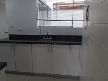 SURCO BAJO DE PRECIO!!!!!!!!! URB. LOS ROSALES VENTA COMODO DUPLEX EN 1ER PISO.