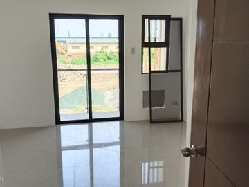 Malanday Valenzuela Brand New Townhouse 3 BR, 2 T&B, with front parking