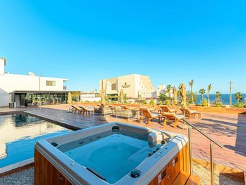 Condominio con roof común con vista al mar, alberca, jacuzzi y gym, en venta, Corredor Turístico, San José del Cabo.