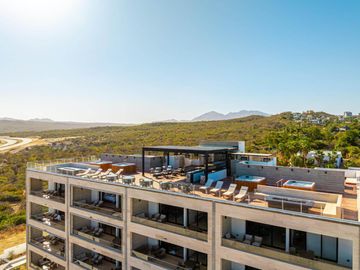 Condominio con roof común con vista al mar, alberca, jacuzzi y gym, en venta, Corredor Turístico, San José del Cabo.