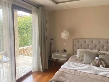 Lujosa y amplia villa en venta, exclusivo sector Vista Linda, con 1.000m2T