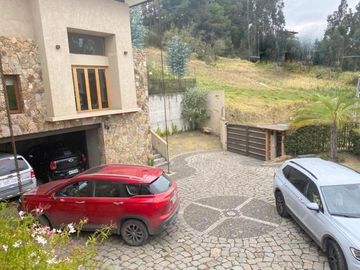 Lujosa y amplia villa en venta, exclusivo sector Vista Linda, con 1.000m2T