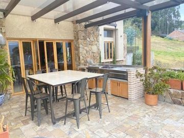 Lujosa y amplia villa en venta, exclusivo sector Vista Linda, con 1.000m2T