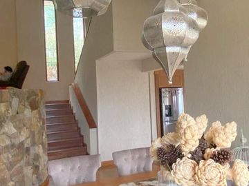 Lujosa y amplia villa en venta, exclusivo sector Vista Linda, con 1.000m2T