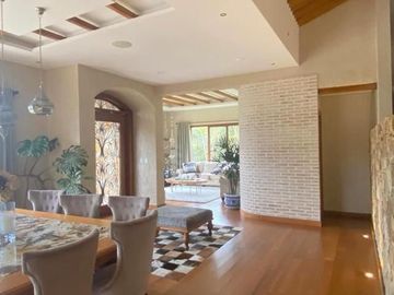 Lujosa y amplia villa en venta, exclusivo sector Vista Linda, con 1.000m2T