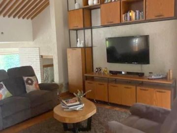 Lujosa y amplia villa en venta, exclusivo sector Vista Linda, con 1.000m2T
