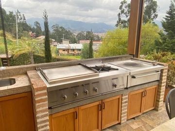 Lujosa y amplia villa en venta, exclusivo sector Vista Linda, con 1.000m2T