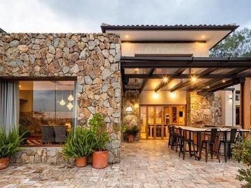 Lujosa y amplia villa en venta, exclusivo sector Vista Linda, con 1.000m2T