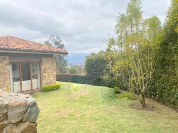Lujosa y amplia villa en venta, exclusivo sector Vista Linda, con 1.000m2T