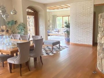 Lujosa y amplia villa en venta, exclusivo sector Vista Linda, con 1.000m2T