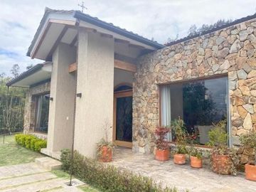 Lujosa y amplia villa en venta, exclusivo sector Vista Linda, con 1.000m2T