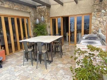 Lujosa y amplia villa en venta, exclusivo sector Vista Linda, con 1.000m2T