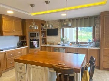 Lujosa y amplia villa en venta, exclusivo sector Vista Linda, con 1.000m2T