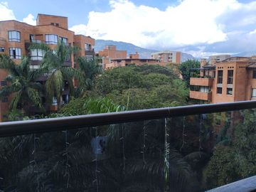 Apartamento en Venta Conquistadores Medellin Venta de Espectacular apartamento rodead