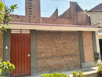 Casa En Venta En Urb Los Chasquis - SMP con frente de 8ml