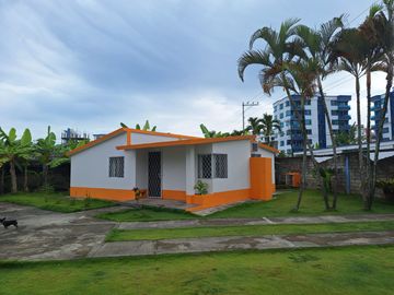 VENTA CASA EN TONSUPA ESMERALDAS, DENTRO DE CONJUNTO VACACIONAL CERCA A LA PLAYA