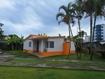 VENTA CASA EN TONSUPA ESMERALDAS, DENTRO DE CONJUNTO VACACIONAL CERCA A LA PLAYA