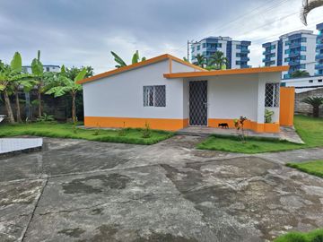 VENTA CASA EN TONSUPA ESMERALDAS, DENTRO DE CONJUNTO VACACIONAL CERCA A LA PLAYA