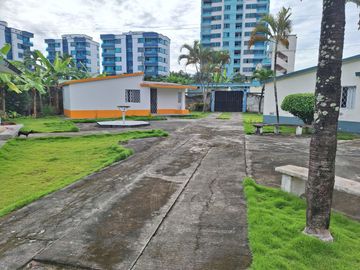 VENTA CASA EN TONSUPA ESMERALDAS, DENTRO DE CONJUNTO VACACIONAL CERCA A LA PLAYA