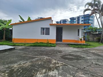VENTA CASA EN TONSUPA ESMERALDAS, DENTRO DE CONJUNTO VACACIONAL CERCA A LA PLAYA