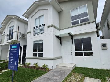 Venta de Casa Siena 4 Dorm. En Manantial de Casalaguna/Vial 1 -av. Leon F.Cordero Cerca Rioc. Dorado