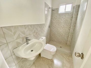 Venta de Casa Siena 4 Dorm. En Manantial de Casalaguna/Vial 1 -av. Leon F.Cordero Cerca Rioc. Dorado