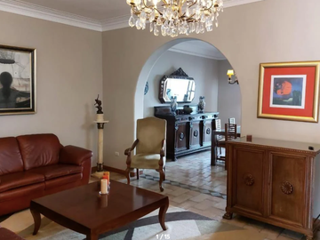 OPORTUNIDAD UNICA , BAJO DE PRECIO, GRAN OPORTUNIDAD, LINDA CASA DE DOS PISOS, MUY BIEN MANTENIDA, CERCA AL PARQUE REDUCTO Y  CENTRO DE MIRAFLORES
