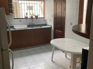 OPORTUNIDAD UNICA , BAJO DE PRECIO, GRAN OPORTUNIDAD, LINDA CASA DE DOS PISOS, MUY BIEN MANTENIDA, CERCA AL PARQUE REDUCTO Y  CENTRO DE MIRAFLORES