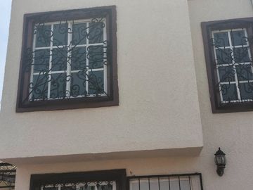 SE VENDE CASA DENTRO DE LA PRIVADA HACIENDAS DEL BALCÓN, EN FRACC HACIENDAS DE HIDALGO