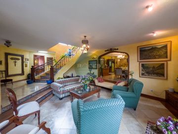 OPORTUNIDAD  HERMOSA CASA DE VENTA CUMBAYA